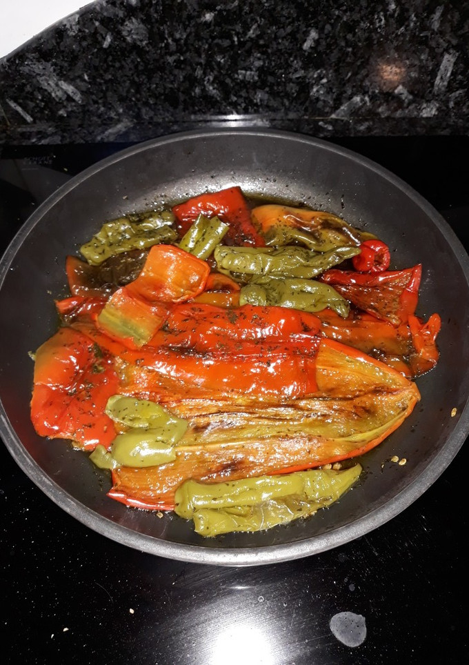 Una foto de Pimientos a las tres hierbas aromáticas