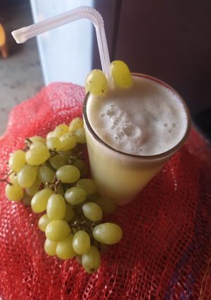 अंगूर मिल्क शेक (Angoor milk shake recipe in hindi) रेसिपी मुख्य फोटो