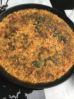 Una foto de Fideuà vegetariana con hierbabuena y garbanzos