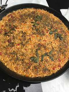 Una foto de Fideuà vegetariana con hierbabuena y garbanzos