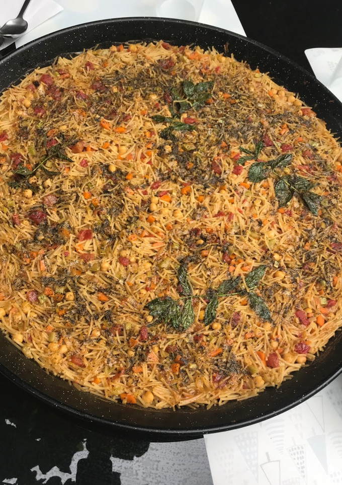 Una foto de Fideuà vegetariana con hierbabuena y garbanzos
