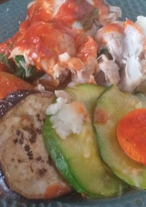 Una foto de Pescado al horno con verduras