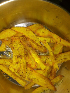पेरी पेरी पोटैटो फ्राईस (Peri peri potato fries recipe in Hindi) रेसिपी मुख्य फोटो