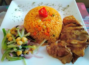 Una foto de Arroz a la jardinera con pollo frito y ensalada 👍🇵🇪