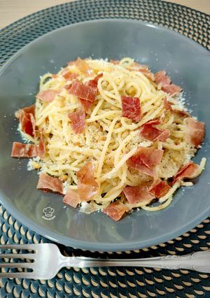 Foto principal de Spaghetti con piñones y jamón crunch