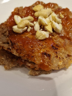 Una foto de Tortitas de compota de manzana y avena con carne de membrillo
