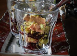 Une photo de Verrines de foie gras, canneberges et pistaches