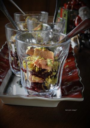 Une photo de Verrines de foie gras, canneberges et pistaches