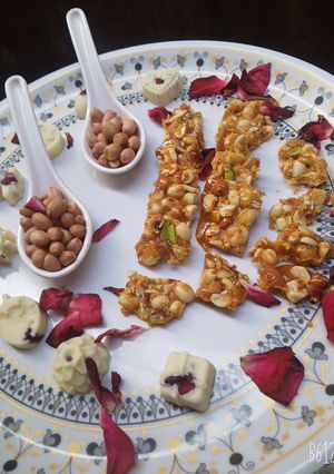 A picture of Peanuts chikki.