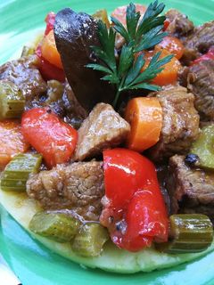 Una foto de Carne de ternera con verdura variada a mi manera