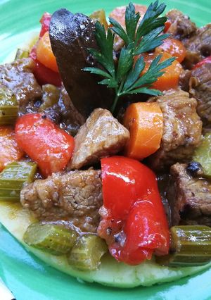 Una foto de Carne de ternera con verdura variada a mi manera