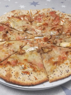 Una foto de Pizza de queso de cabra