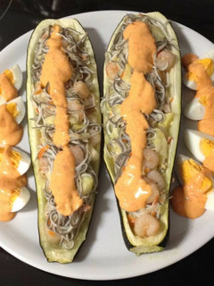 Una foto de Calabacín con gulas, gambas y surimi con salsa de piquillos