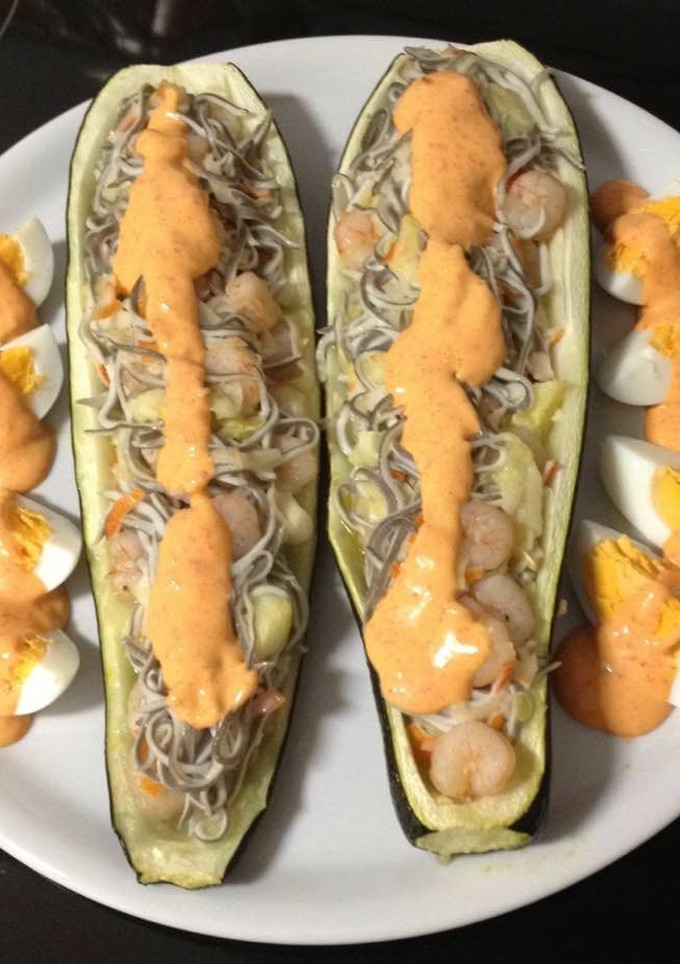 Una foto de Calabacín con gulas, gambas y surimi con salsa de piquillos