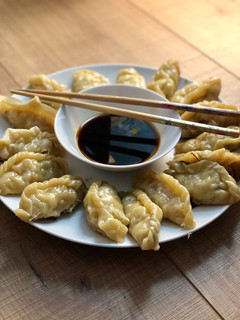 Una foto de Gyozas de gambas con jengibre