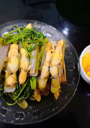 Hình của món Ốc móng tay xào rau muống chua ngọt.