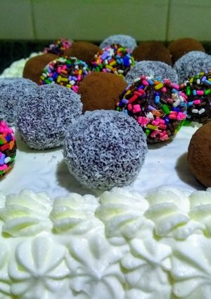Una foto de Chocotorta decorada con trufas de chocolate.👩🏼‍🍳🍫
