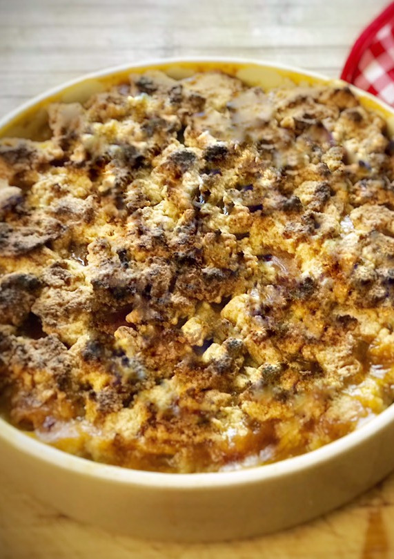 Una foto de Crumble de nísperos y cerezas (en Thermomix)