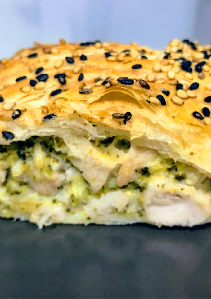 Una foto de Trenza de pollo y brócoli 🥦