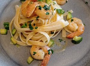 Foto di Linguine con zucchine e gamberi glassati al brandy e all' arancia
