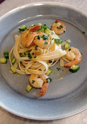 Foto di Linguine con zucchine e gamberi glassati al brandy e all' arancia