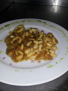 Una foto de Judías blancas con calamarcitos encebollados