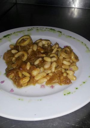 Una foto de Judías blancas con calamarcitos encebollados
