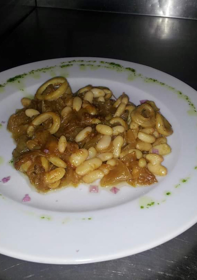 Una foto de Judías blancas con calamarcitos encebollados