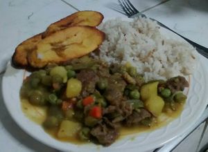 Una foto de Goulash de Carne (Pollo)