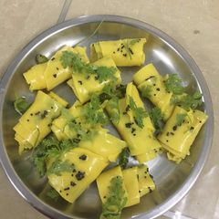 A picture of Microwave khandvi.