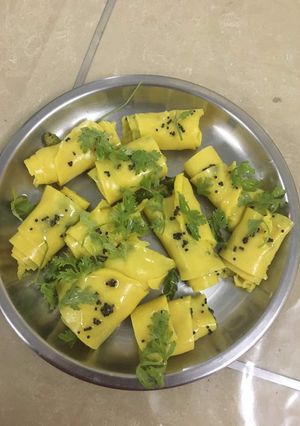 A picture of Microwave khandvi.