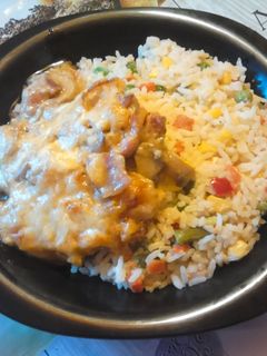 Gombás-sajtos tepsis hús, újhagymával és mexikói rizskörettel recept fotója
