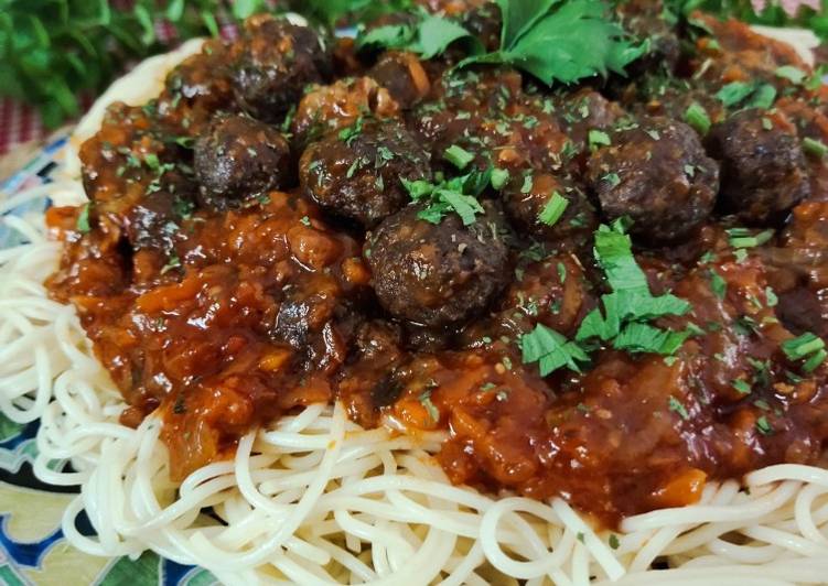 Spaghetti Bolognese With Cheesy Meatballs