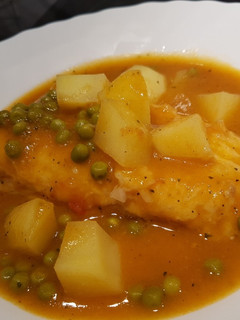 Una foto de Merluza en salsa de calabacín y tomate