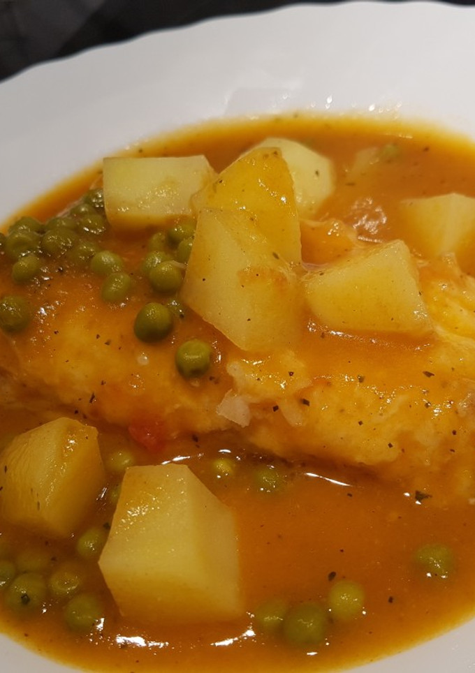 Una foto de Merluza en salsa de calabacín y tomate
