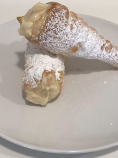 Una foto de Conos y tubos con crema pastelera (canutillos)