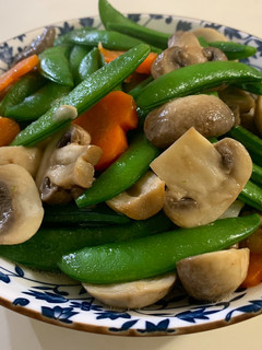 洋菇炒甜豆 ｜五辛素食譜 的食譜成品照片