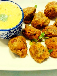 डबल डीप फ्राई मेथी गोटा भजिया विद कढ़ी (Double deep fry methi gota bhajiya with kadi recipe in hindi) रेसिपी मुख्य फोटो