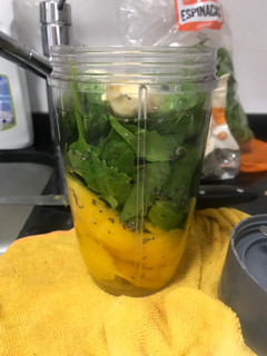 Foto principal de Smoothie de mango, plátano, espinacas y chía