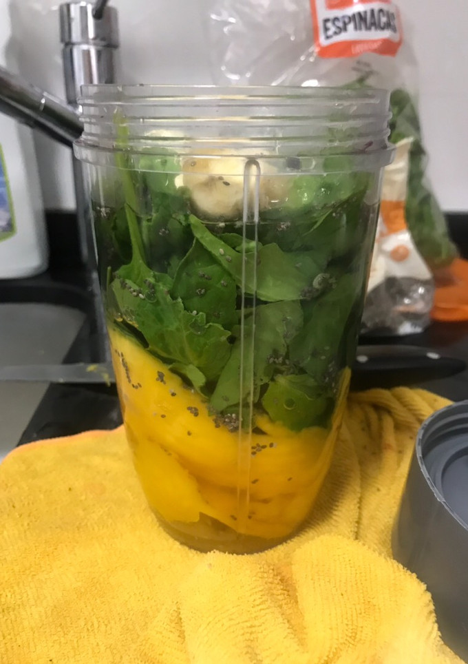 Una foto de Smoothie de mango, plátano, espinacas y chía