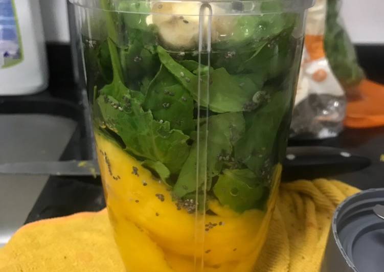 Smoothie de mango, plátano, espinacas y chía