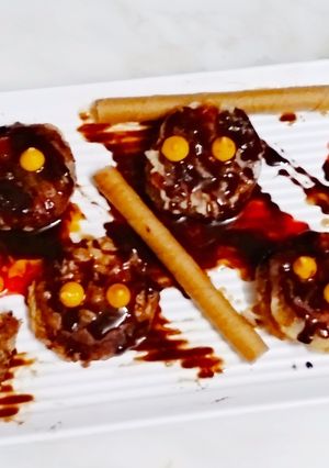 A picture of Chocolate cookies with chocolate sauce.