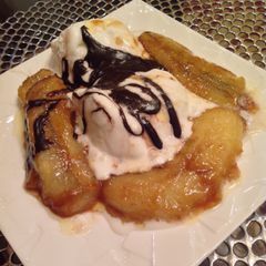 A picture of Caramelized Banana splits with chocolate sauce.