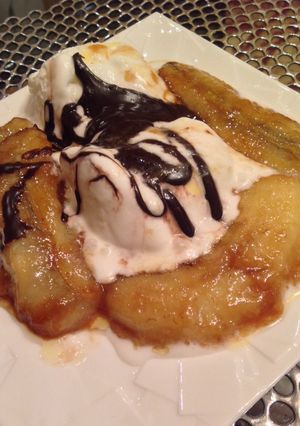 A picture of Caramelized Banana splits with chocolate sauce.