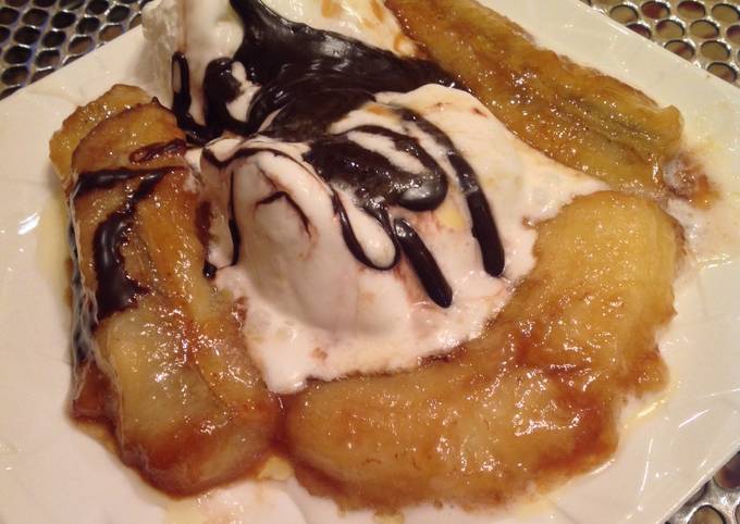 Caramelized Banana splits with chocolate sauce