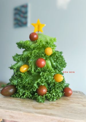 Hình của món Trang trí món ăn Giáng Sinh: Cây thông Noel từ rau xà lách.