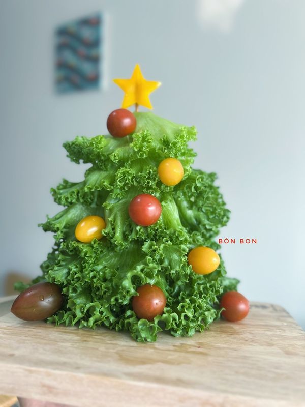 Trang trí món ăn Giáng Sinh: Cây thông Noel từ rau xà lách