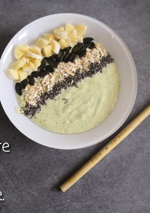 Une photo de Smoothie bowl avocat, kiwi, graines