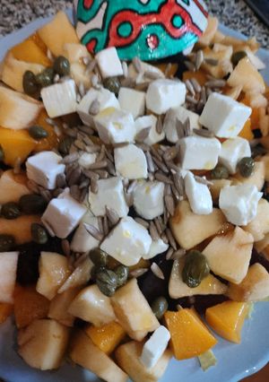 Foto principal de Ensalada de remolacha, frutas y queso
