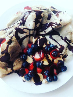 Una foto de Crepes de avena y claras de huevo con fruta variada